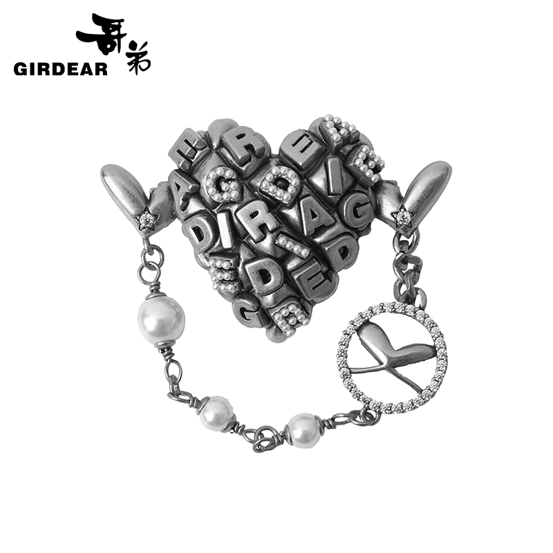 哥弟  精致字母桃心胸针190029